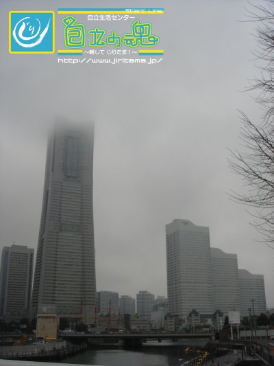 トップページイメージ画像：弁天橋から雲がかったランドマークタワー